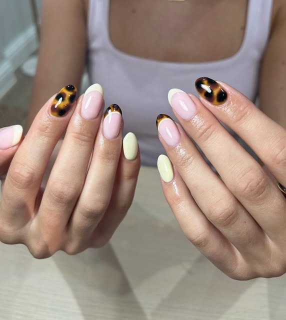 Almond nails in pastel yellow and tortoiseshell
